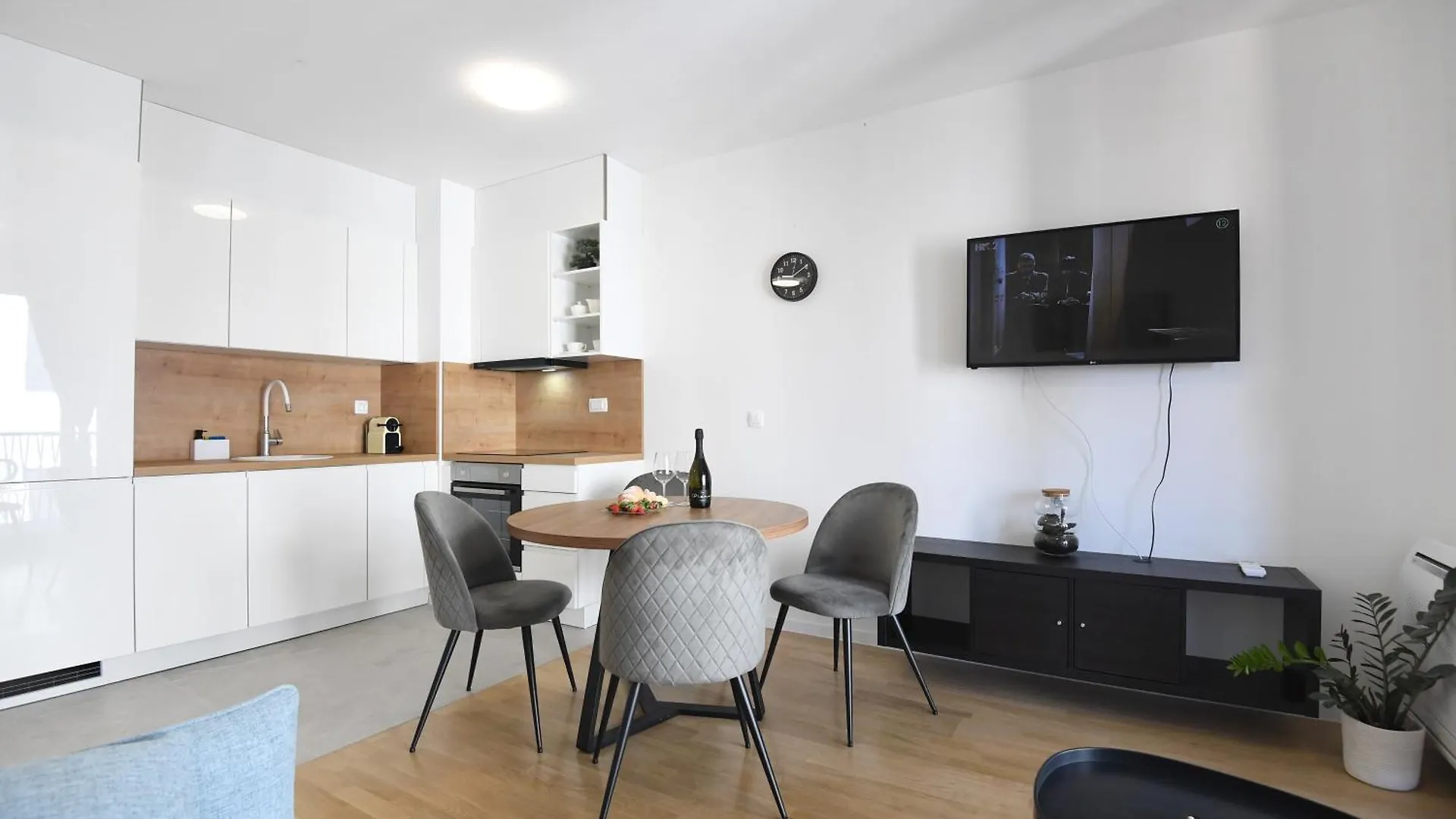 Apartment Nora With Private Parking Zara Croazia